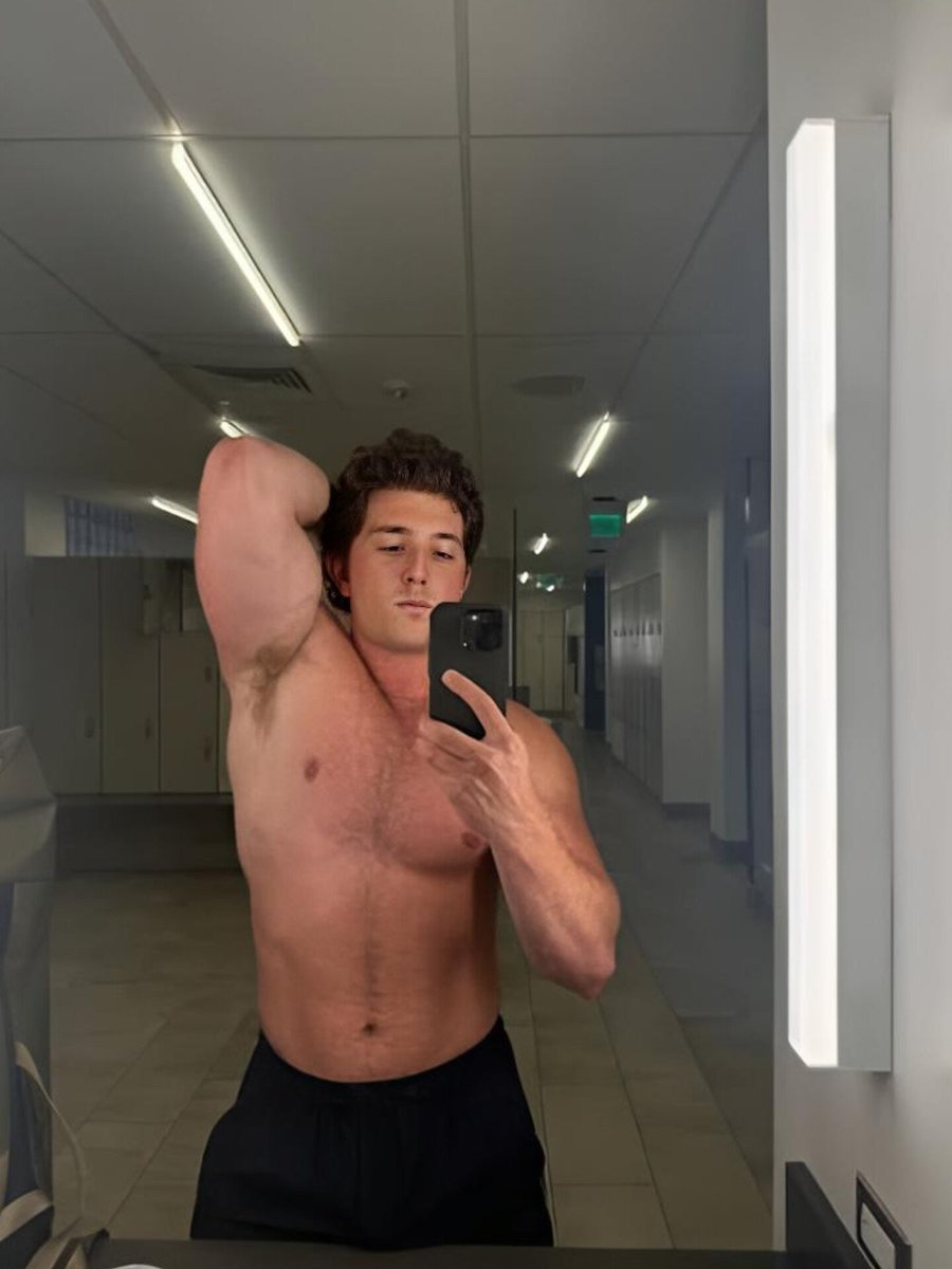 Mosesedosa01's tweet photo. Jesse Blumenfeld, different  place, different moment....

Locker room first. Then the walk off grey shorts, gold chain, back to the camera. Session over, story still going.... https://t.co/FnunD4n8tm