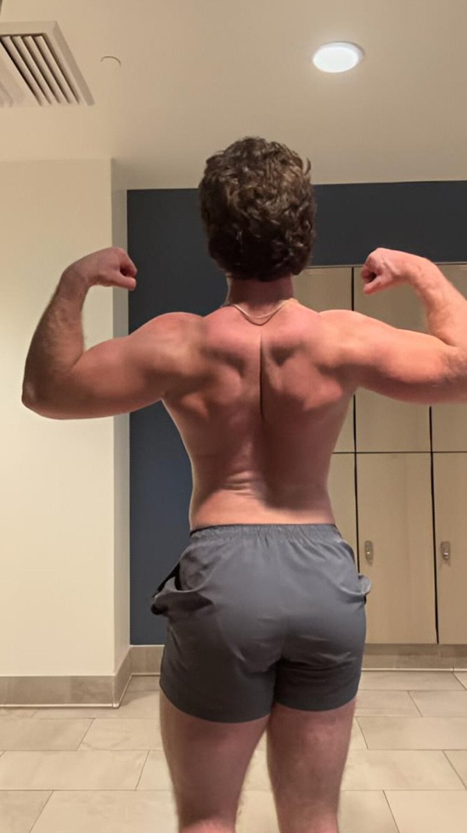 Mosesedosa01's tweet photo. Jesse Blumenfeld, different  place, different moment....

Locker room first. Then the walk off grey shorts, gold chain, back to the camera. Session over, story still going.... https://t.co/FnunD4n8tm