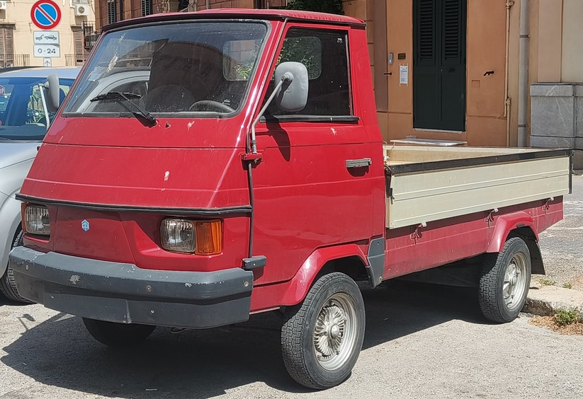 UltimativCars's tweet photo. #Piaggio (#Italia|n company, best known for the Vespa-#scooter, many motorbikes & the #3wheeler-pickup #Ape) isn't only a two-wheel-producer; they're also making smaller vehicles, like the #Porter (s. 1992) & the #Quargo (2007-16).
But, their 1st car was the #Vespa400 (1957-61). https://t.co/KTQod99yYT