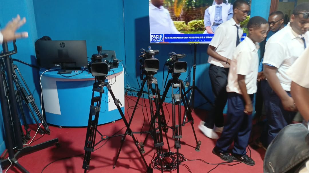 EcoleSSJT's tweet photo. The visit provided students with a hands-on opportunity to connect classroom theory with real-world applications, including TV broadcasting and the electronic and telecommunications equipment that enables modern communication systems. @NESA_Rwanda @RTB_Rwanda @pacis_tv https://t.co/cWvebLkdSO