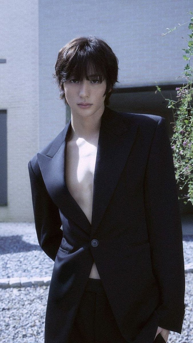 312lilni's tweet photo. แอนตันกับ Saint Laurent วันนี้คือหนึ่งในลุคบนนิตยสาร Esquireㅠㅠ ดีเทลลุค anton-coded ตะโกนมากอะ ชุดแบบ sharp tailoring เสริมไหล่ ส่งหุ่น ดูแพง luxury แบบคุณชายผู้ดี สมฐานะสุภาพบุรุษแห่ง Saint Laurent ที่สุด♡

ANTON AT SAINT LAURENT PFWSS27  
#ANTONxSaintLaurentSS27 
#ANTONxSaintLaurent @YSL