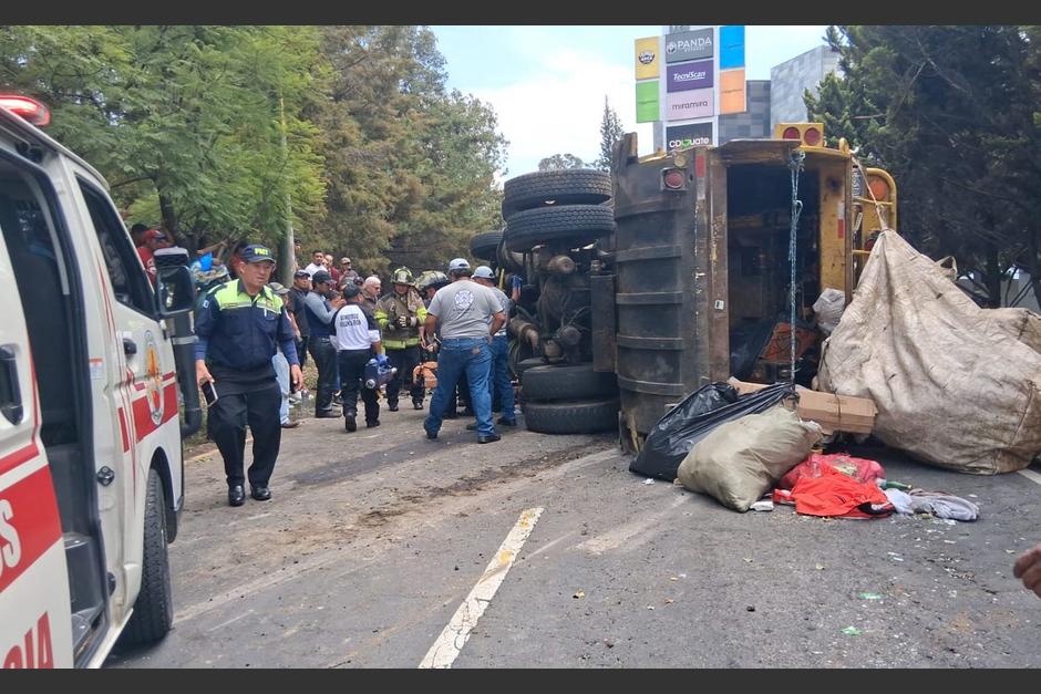 Camión recolector vuelca en pleno bulevar San Cristóbal, Mixco
