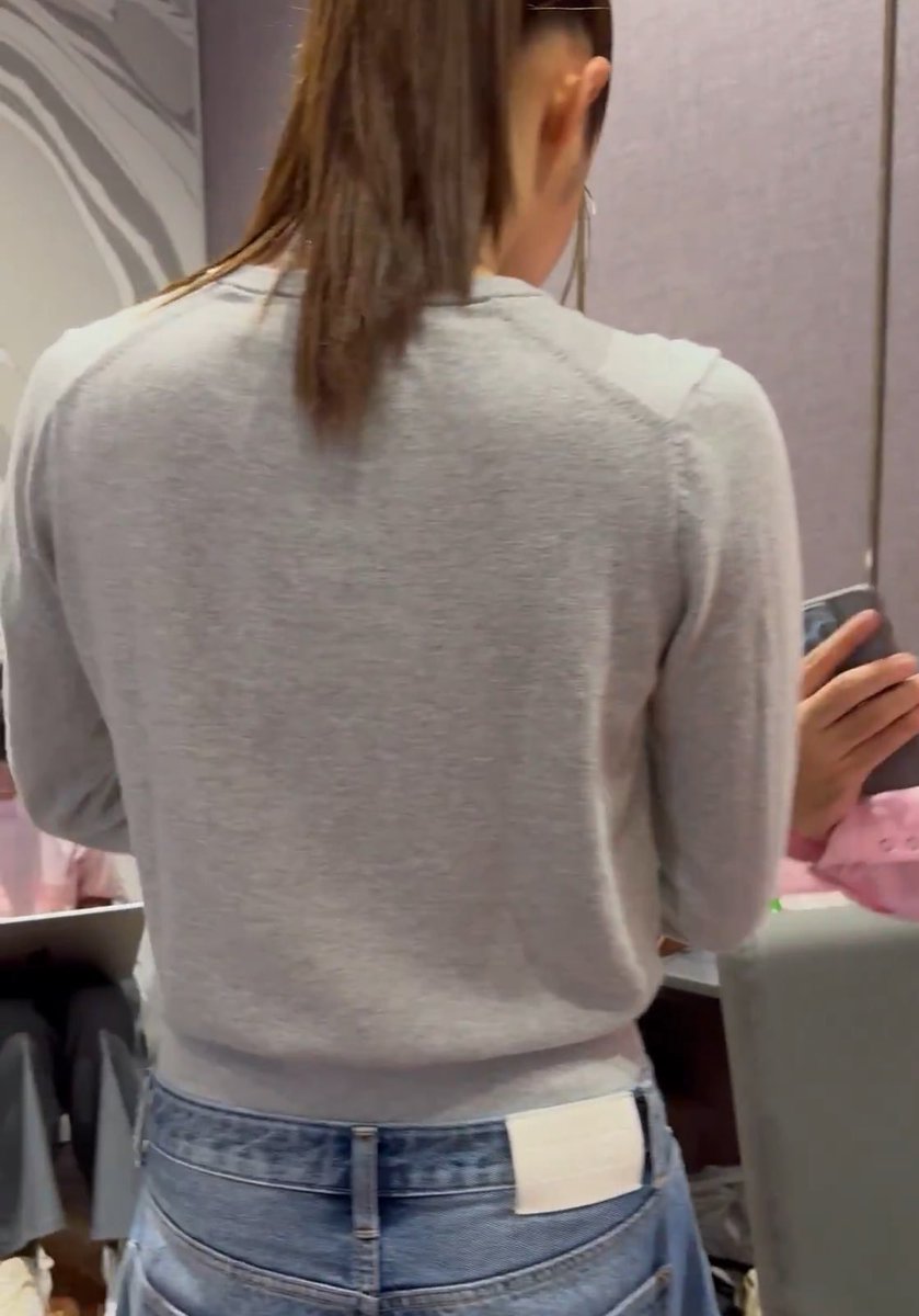 mymeoweunha's tweet photo. saw people thirsting over miu's shoulders again so here I want to remind you https://t.co/qO1jiOBSmG