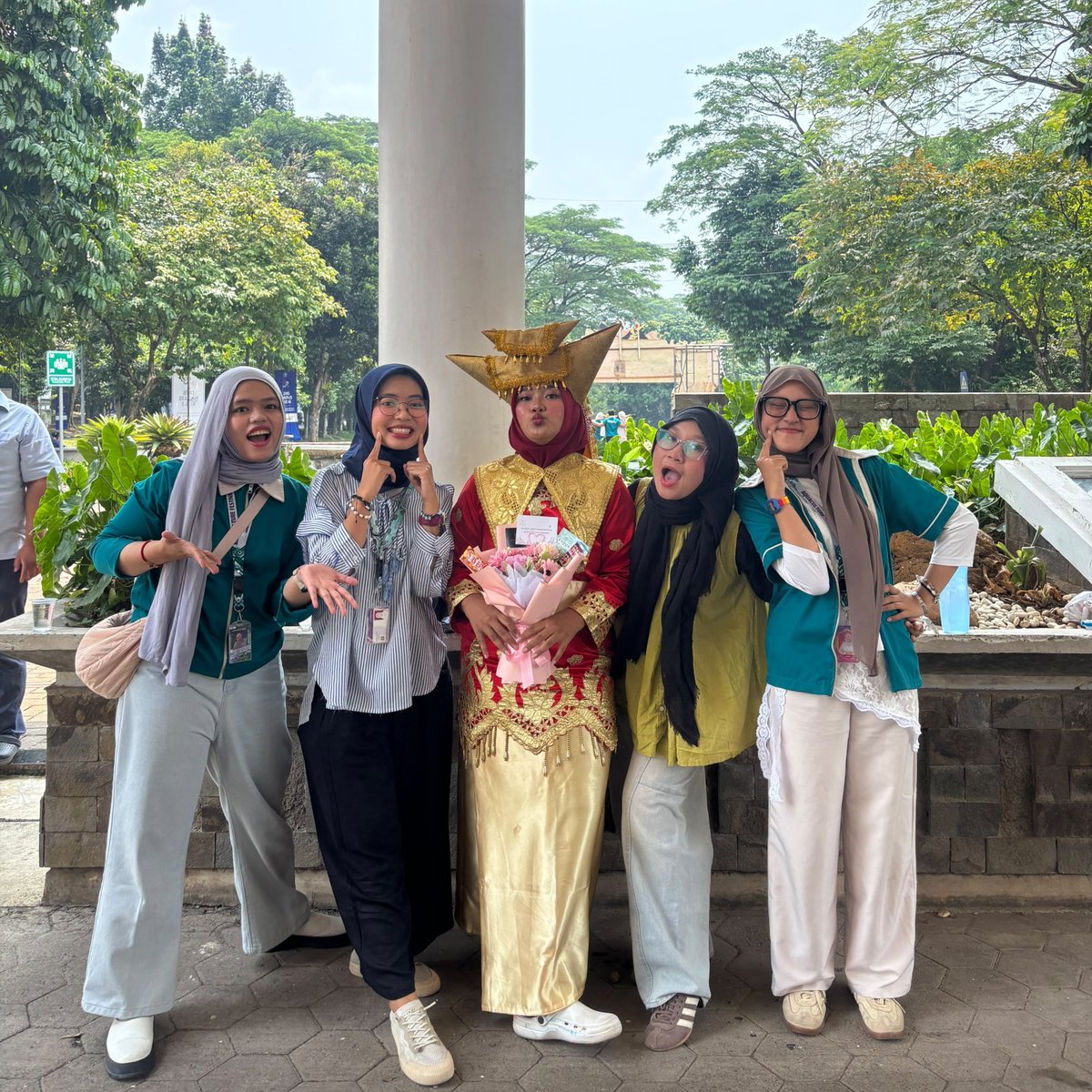 esaosaesa's tweet photo. hepi sepuluh ribu persen lohh aku kenal sama mereka didepartemen yg allahuakbar ini, bener bener one of the reason im still in bdp :p https://t.co/AqLOQkoZlv