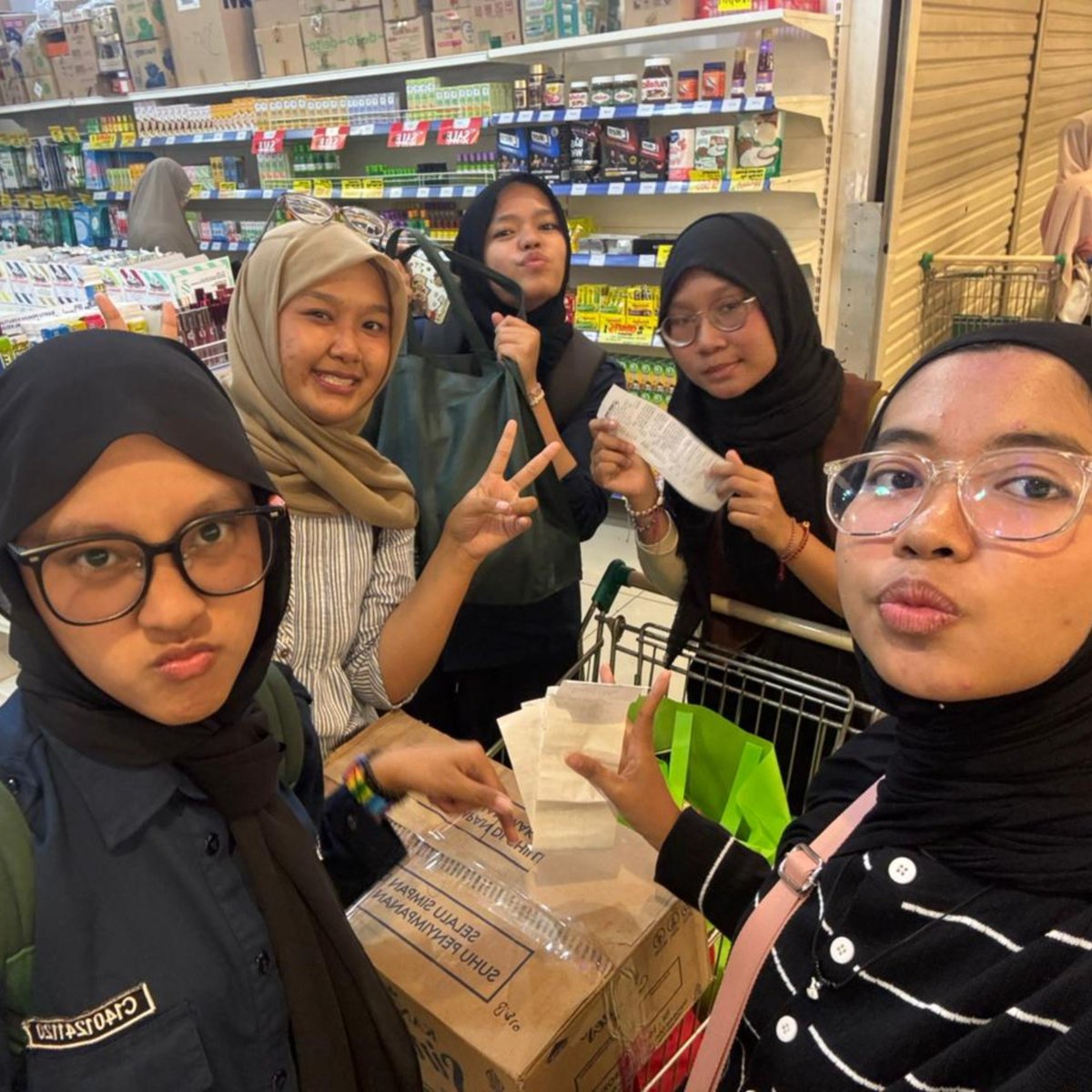 esaosaesa's tweet photo. hepi sepuluh ribu persen lohh aku kenal sama mereka didepartemen yg allahuakbar ini, bener bener one of the reason im still in bdp :p https://t.co/AqLOQkoZlv