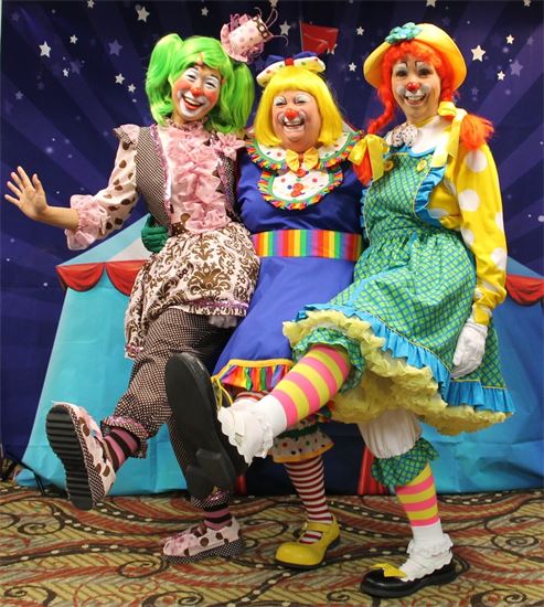 SpringBranchMD's tweet photo. In Houston, the art of clowning is nurtured through education and mentorships primarily provided by CCA, a nonprofit founded in 1982. This organization enables hospitals, schools, libraries, and retirement homes to "hire" volunteer clowns. 

Classes are held at the Trini Mendenhall Community Center located at 1414 Wirt Rd in Spring Branch. 🎪🤡 #ClowningAround

Learn more about Cheerful Clown Alley: https://t.co/vpGjy4Q2q3