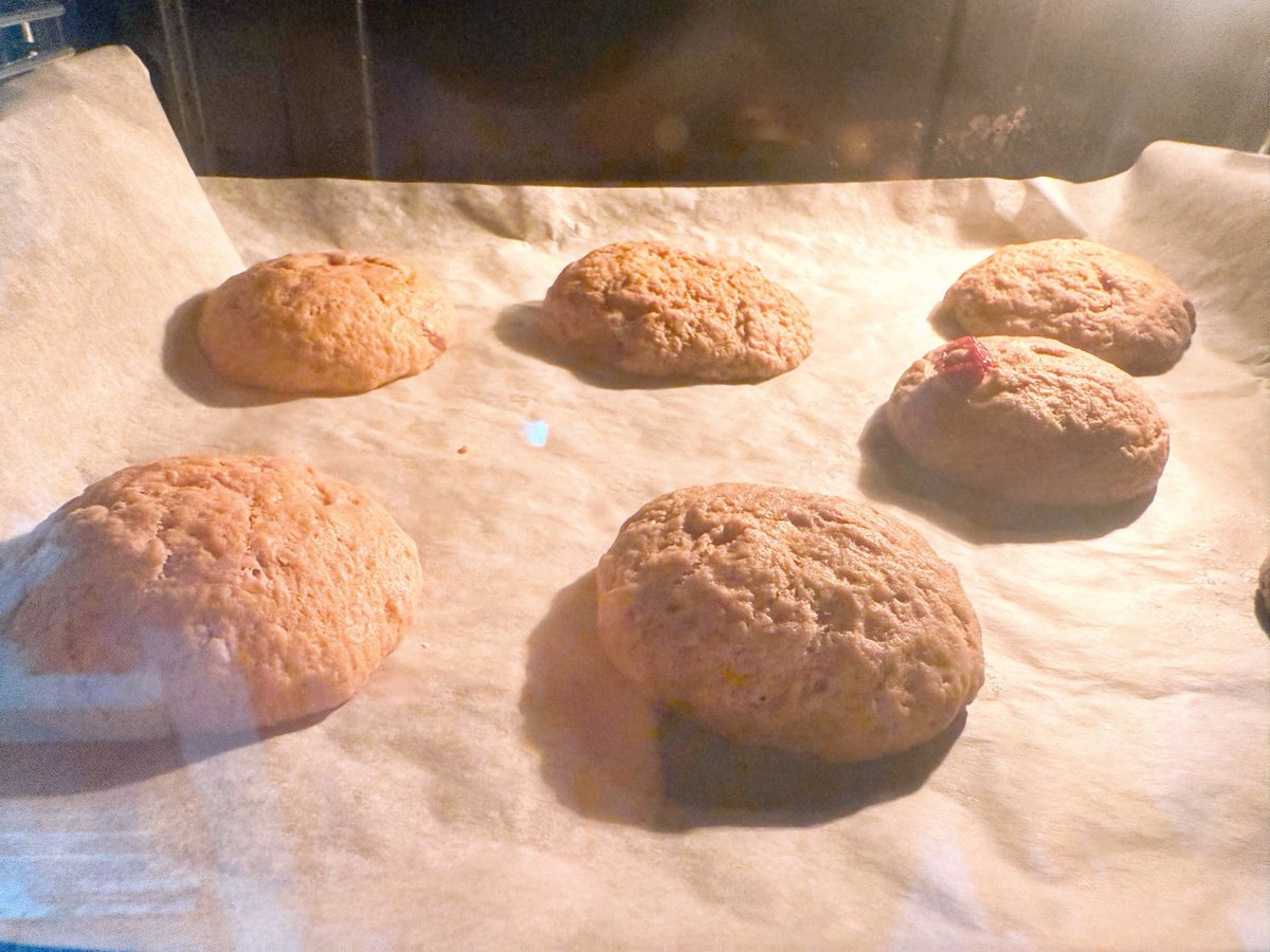 Margitpritrnso's tweet photo. Horneé mis primeras galletas de chocolate hoy! Crujientes por fuera, suaves por dentro, el mejor aroma que invadió toda la casa ， https://t.co/3baI57aINj