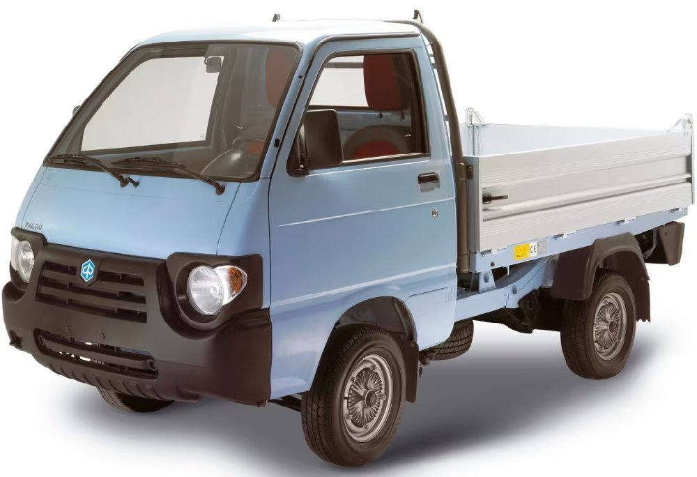 UltimativCars's tweet photo. #Piaggio (#Italia|n company, best known for the Vespa-#scooter, many motorbikes & the #3wheeler-pickup #Ape) isn't only a two-wheel-producer; they're also making smaller vehicles, like the #Porter (s. 1992) & the #Quargo (2007-16).
But, their 1st car was the #Vespa400 (1957-61). https://t.co/KTQod99yYT