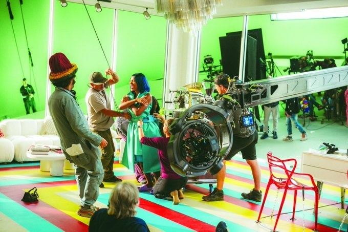 BootsRiley's tweet photo. Color on I Love Boosters is being talked about again. Clearly, our colorist is AMAZING. 

BUT- the color you see is 90% from PRODUCTION DESIGN, COSTUME DESIGN, HAIR&amp;MAKE UP, &amp; CINEMATOGRAPHY-

Give em their due.
Proof- check the BTS shots: https://t.co/SphAJp7hSb