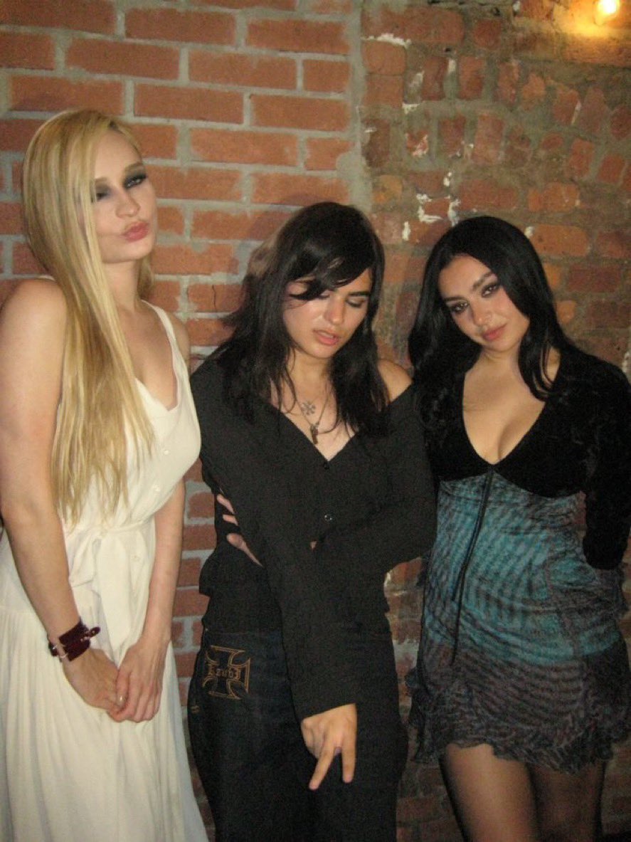 ange1scores's tweet photo. seeing kim petras stans shading underscores like that isn’t family 😭😭 https://t.co/iy50bSI76Y