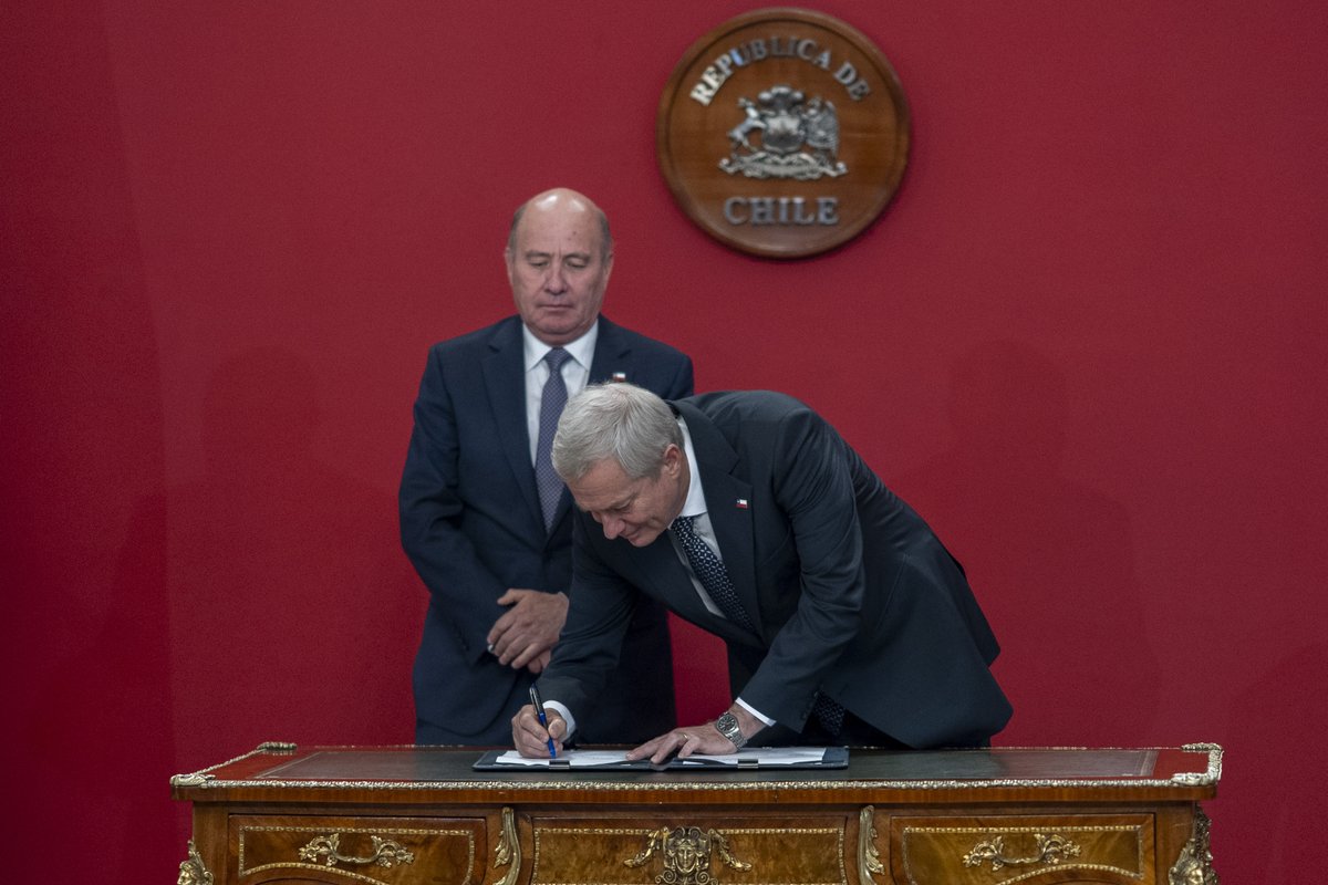 PresidenteKast's tweet photo. Frente al impacto que sigue teniendo la guerra en los precios de los combustibles, firmamos un proyecto para extender el apoyo a transportistas y pescadores artesanales hasta diciembre y fortalecer el FOGAPE para las pymes. Cuidar el trabajo también es ayudar a Chile a salir adelante.
