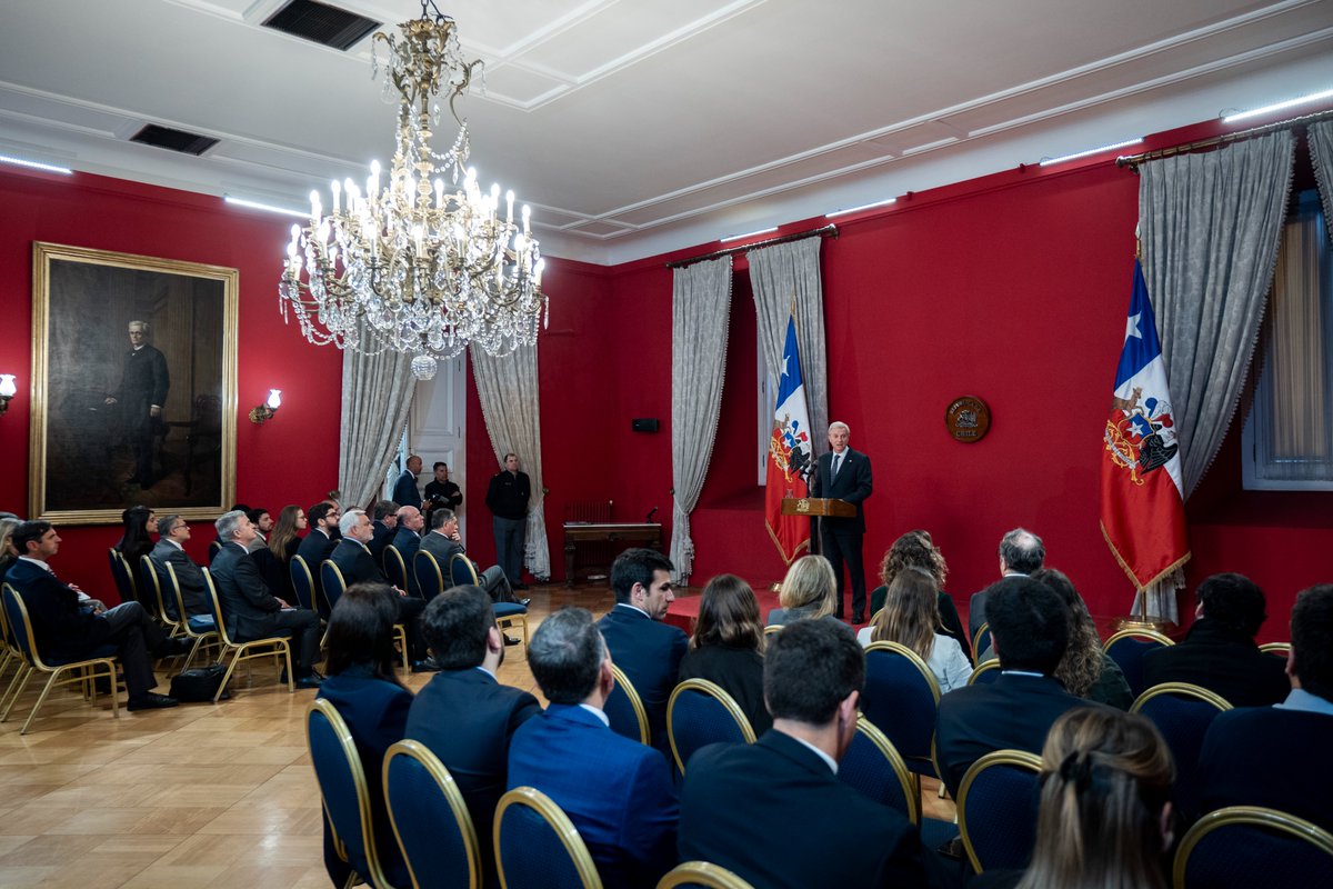 PresidenteKast's tweet photo. Frente al impacto que sigue teniendo la guerra en los precios de los combustibles, firmamos un proyecto para extender el apoyo a transportistas y pescadores artesanales hasta diciembre y fortalecer el FOGAPE para las pymes. Cuidar el trabajo también es ayudar a Chile a salir adelante.