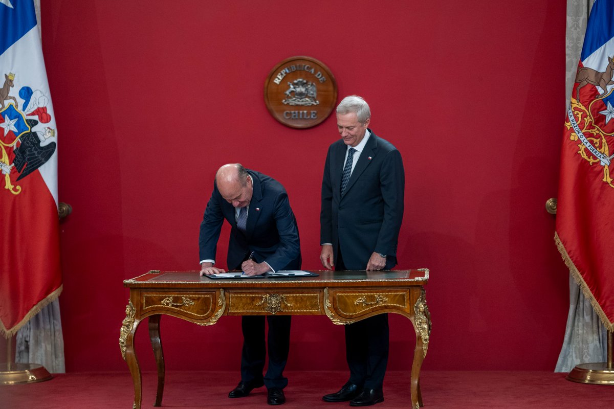 PresidenteKast's tweet photo. Frente al impacto que sigue teniendo la guerra en los precios de los combustibles, firmamos un proyecto para extender el apoyo a transportistas y pescadores artesanales hasta diciembre y fortalecer el FOGAPE para las pymes. Cuidar el trabajo también es ayudar a Chile a salir adelante.