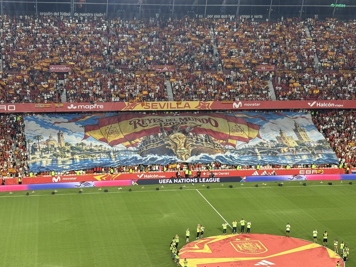 ZonaMixta__'s tweet photo. 🇪🇸💥 REYES DEL MUNDO.

‼️ Así es el brutal TIFO con el que Ramón Sánchez-Pizjuán ha recibido a la @SEFutbol en la previa del duelo ante Croacia.

#ZonaMixta https://t.co/CUf2AD3AkD