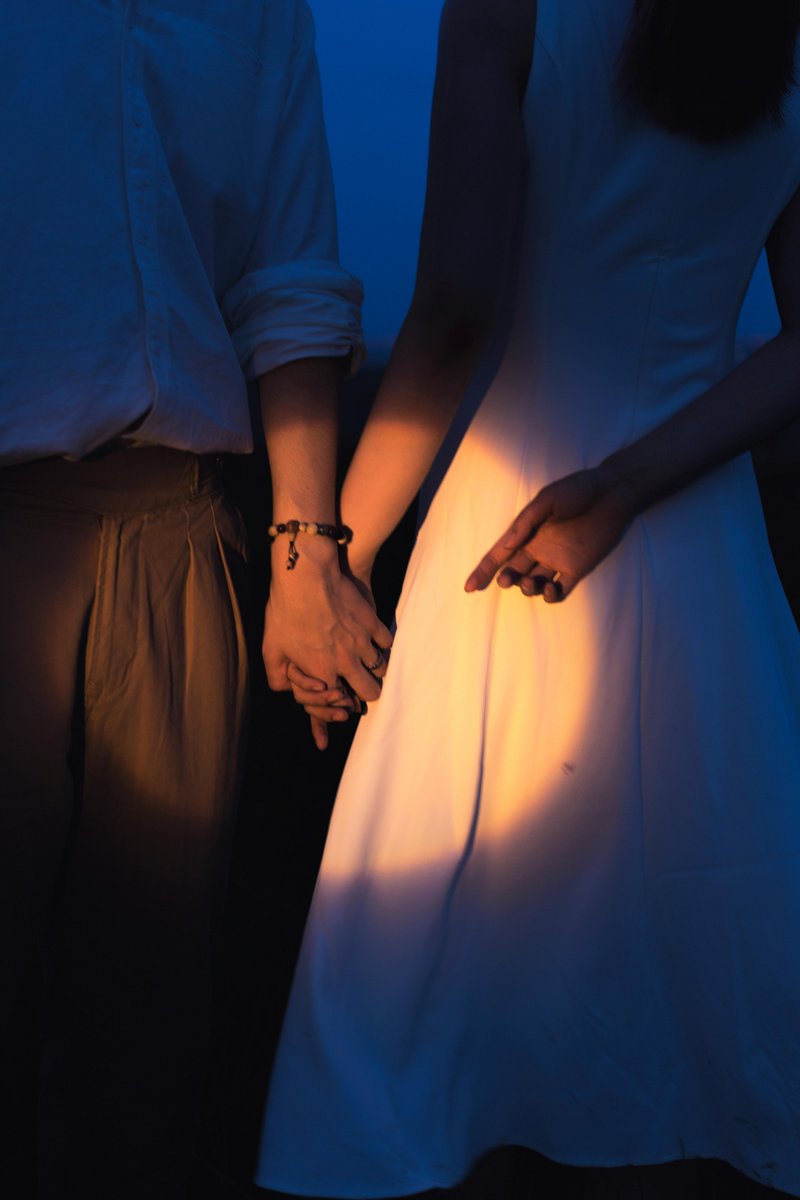 mark_vaut837's tweet photo. [The stranger held my hand, like a warm bond in the quiet night.]， https://t.co/xT7cnhygVx