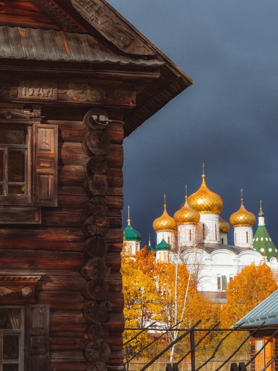 Us48434Anna's tweet photo. The magic of the moment in Kostroma Sloboda, Russia 💛 https://t.co/61eGFLAyCF