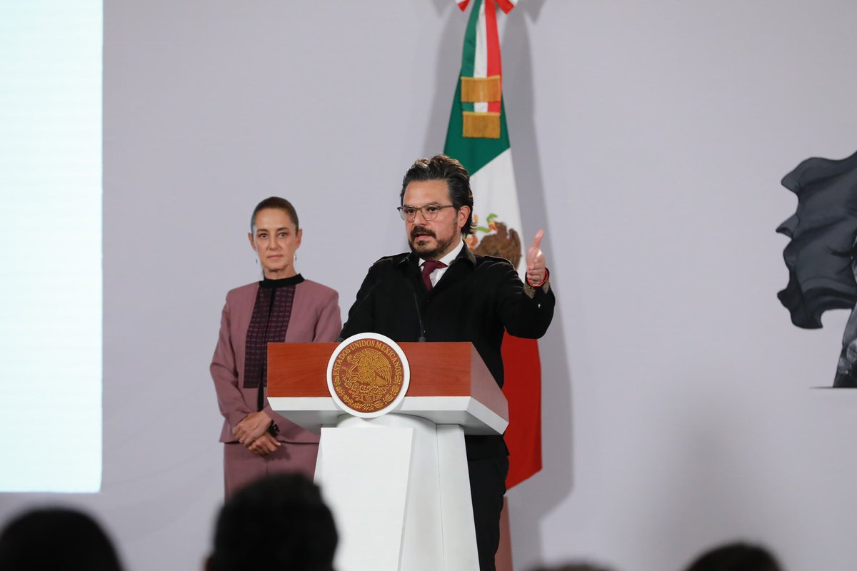 zoerobledo's tweet photo. 🏥🇲🇽 Hoy, en la #MañaneraDelPueblo con la presidenta @Claudiashei, compartimos los avances de @Tu_IMSS en estos dos años del Segundo Piso de la 4ta Transformación.

Estamos creciendo para atender mejor: nuevos hospitales, ampliaciones, rehabilitaciones y equipamiento nos permitirán sumar más de 10 mil camas nuevas de hospitalización hacia 2030. 🛏️ 

También abrimos 6 nuevas Unidades de Medicina Familiar, con 134 consultorios adicionales para acercar los servicios de salud a más personas.

🔬 La tecnología también hace la diferencia: incorporamos 67 mastógrafos, 17 resonadores magnéticos y 3 aceleradores lineales, además de 69 nuevos tomógrafos que permiten realizar estudios en segundos.

📈 Y los resultados se reflejan en la atención: de enero a julio realizamos 12.6 millones de consultas y cirugías, más que en 2024. 

💚 Seguimos fortaleciendo al Seguro Social para reducir tiempos de espera y sobre todo, para que cada persona encuentre atención oportuna y trato digno.