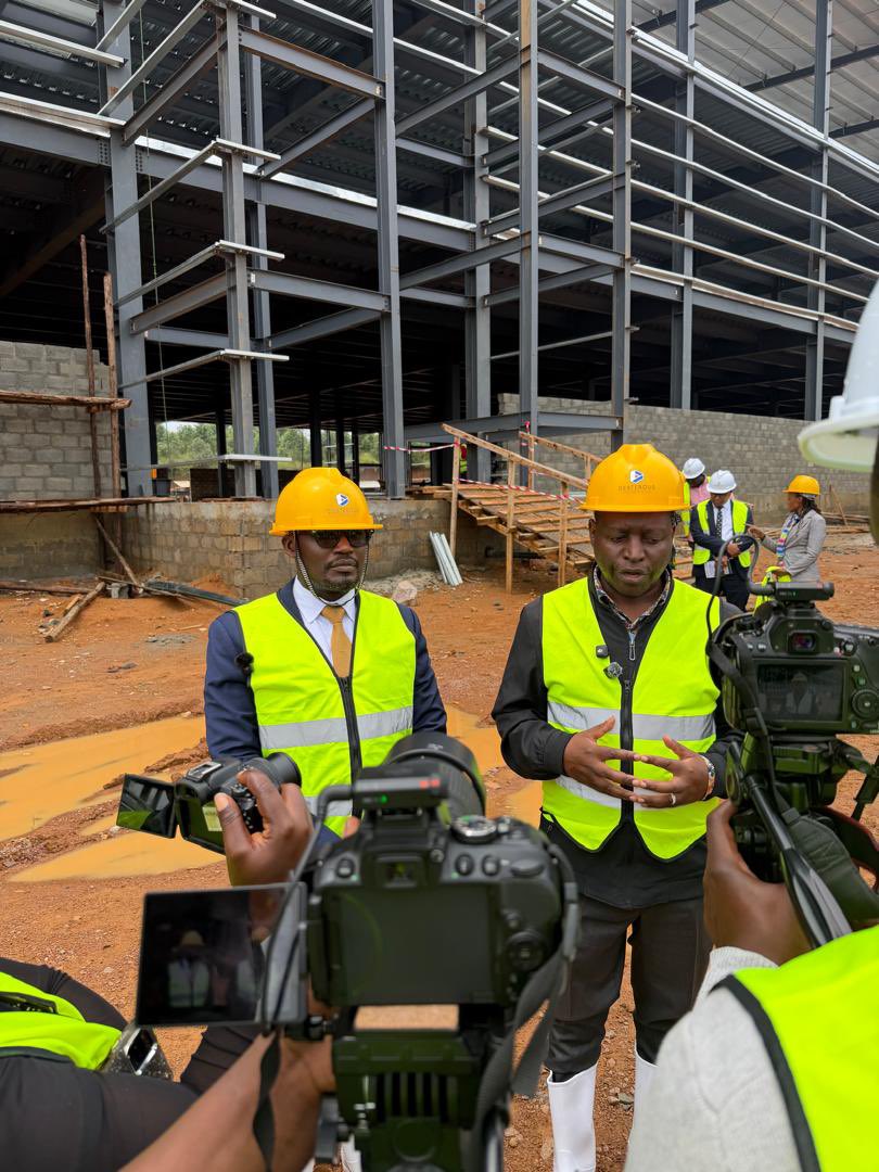 CAkwesigye's tweet photo. "We appreciate the work MHS is doing and the jobs, technology and knowledge it is bringing to Uganda," said Hon. David Bahati at today's factory tour. 🇺🇬

Thank you, Minister, for backing #MadeInUganda health manufacturing.

#MicrohaemScientifics https://t.co/bvCXuQZoMq