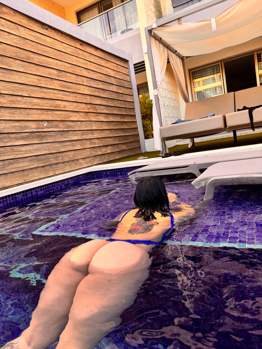 Alanisp77's tweet photo. be honest, did you zoom in? https://t.co/d3U7mSOjXp
