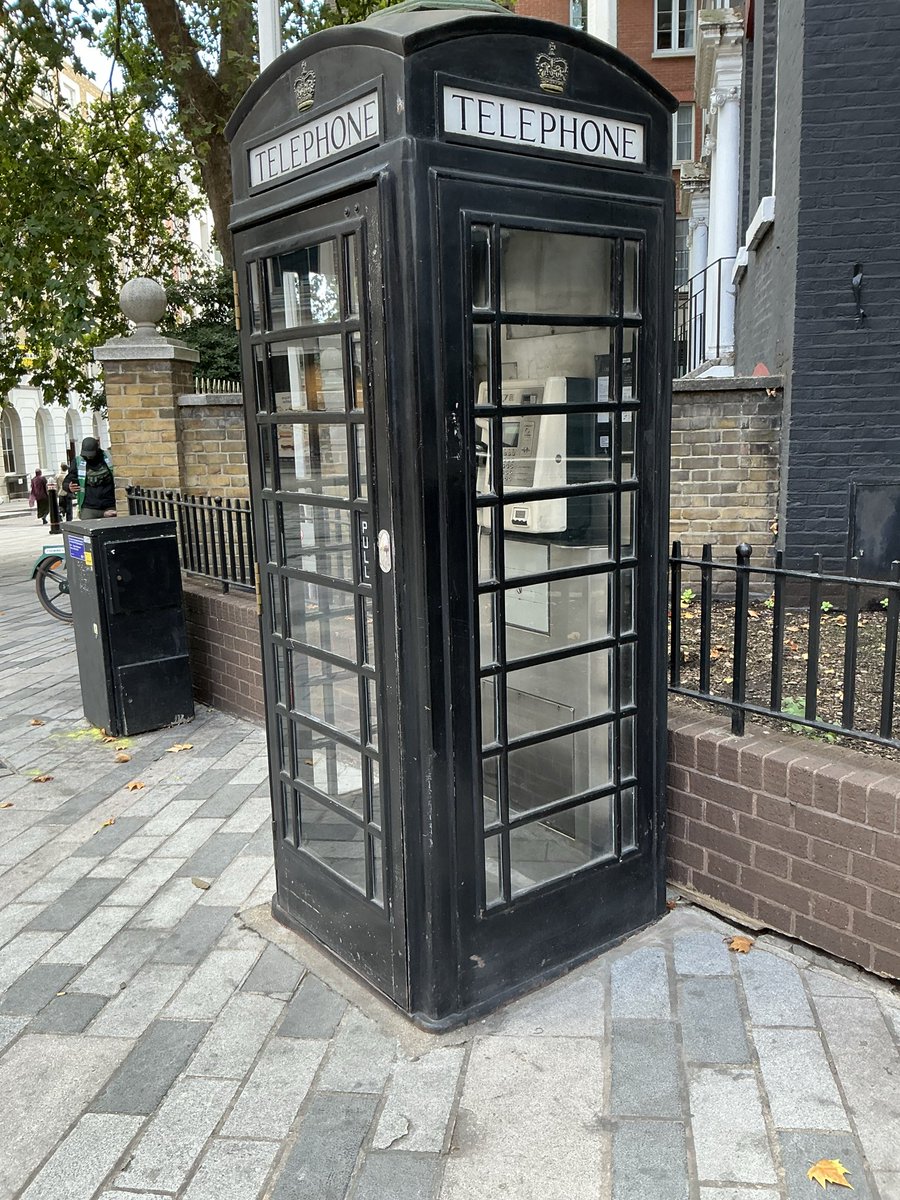 graysing's tweet photo. #TelephoneBoxTuesday City of London https://t.co/hlGYJMdwmY