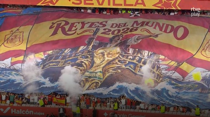 besoccer_ES's tweet photo. 🧣 El tifo del Sánchez-Pizjuán, con Cristóbal Colón conquistando el planeta

👑 "REYES DEL MUNDO" https://t.co/xbkxLiOcQa