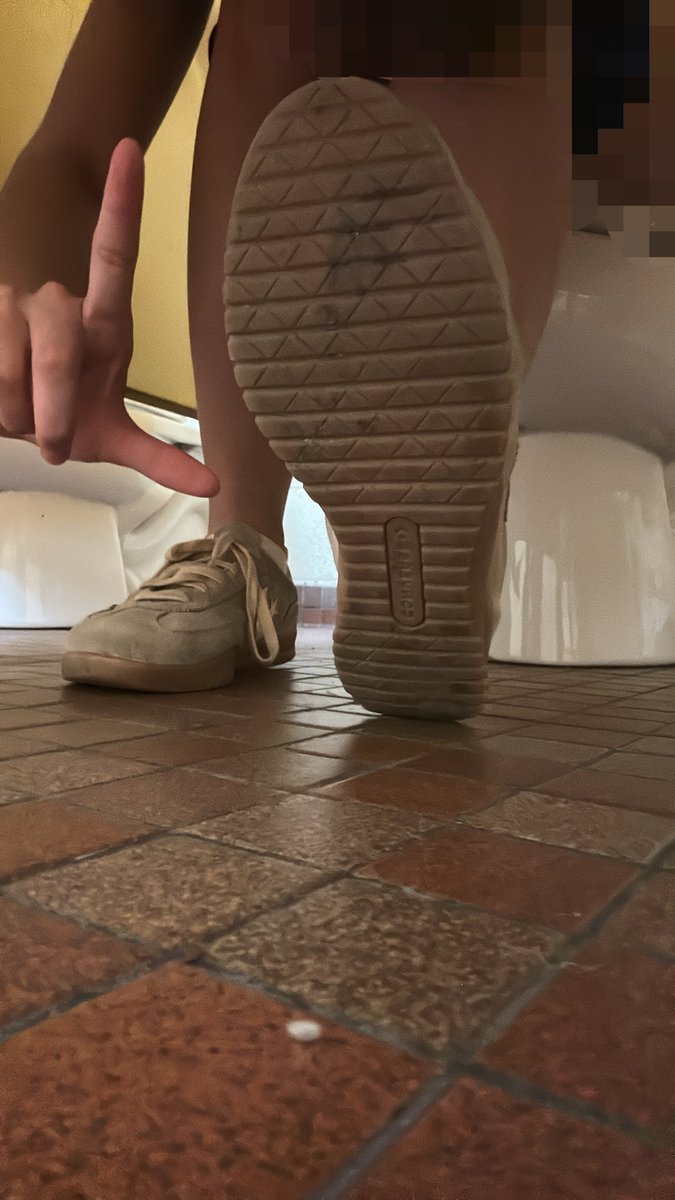MissWuKitty's tweet photo. time to relapse to an 18 year olds perfect soles. 🖕🏻 https://t.co/zicInOaGVk