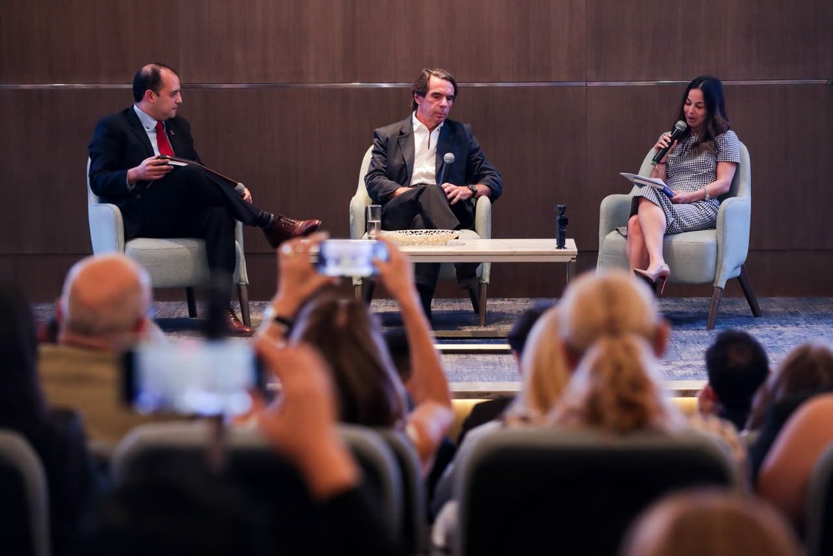 LassoGuillermo's tweet photo. Hoy presentamos en Guayaquil “Orden y libertad”, el libro de mi amigo José María Aznar, en la UEES, junto a la Fundación Ecuador Libre.

Conversamos sobre libertad, democracia y los desafíos políticos, económicos, sociales y tecnológicos de nuestro tiempo.

Seguiré defendiendo la libertad, la institucionalidad y las reglas de una sociedad abierta. Gracias a todos por su asistencia.