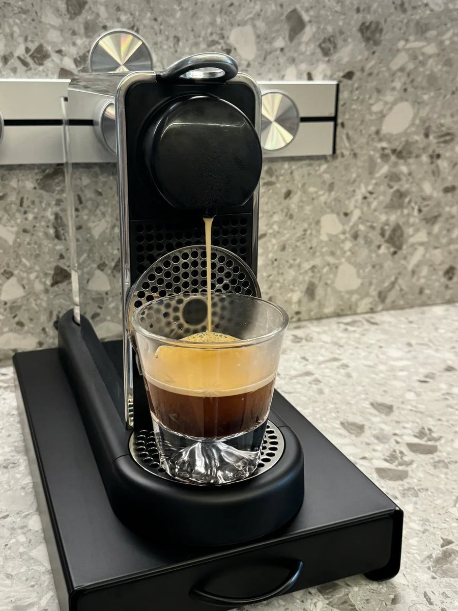 Bolandcgo's tweet photo. Hoy me di cuenta que ahora preparo café solo en 2 minutos, antes tardaba 20 minutos buscando la cafetera.， https://t.co/7yTvCms2QS