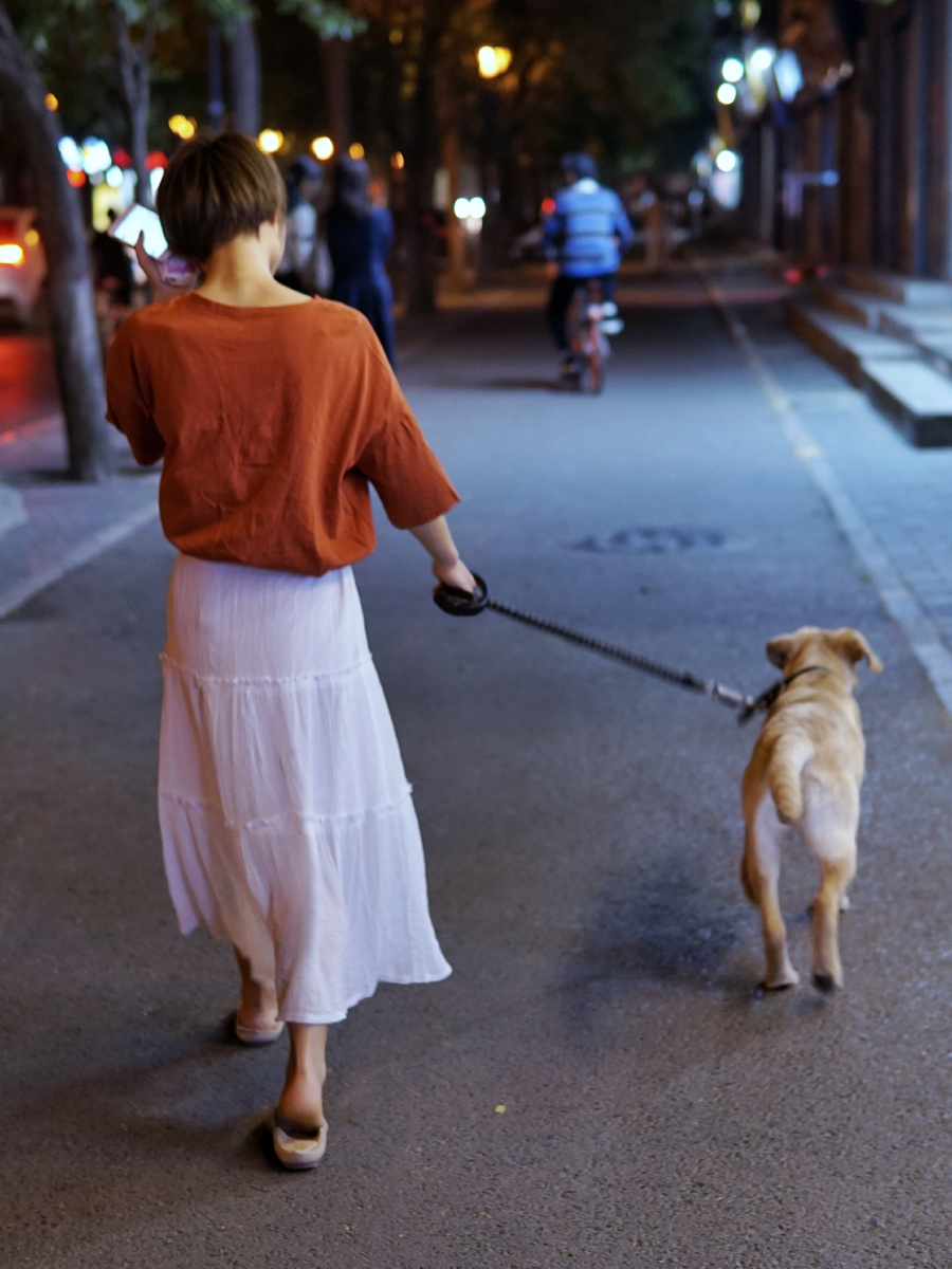 KylaHancocwyk's tweet photo. Hoy ayudé a la seora López a llevar sus compras, y su perro me dio un abrazo de cola! La vecindad es familia. https://t.co/VrQDoqqMjs