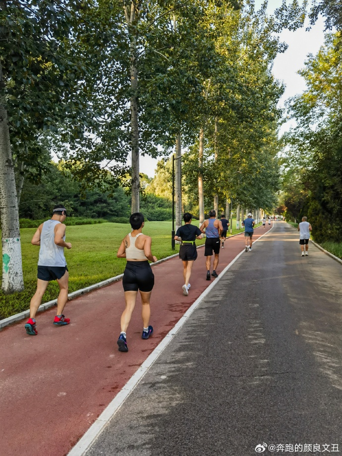 AleishaGodr5am's tweet photo. [Today I crushed my own limits! Skipped the 10K run goal and nailed 12K instead. The only competition is the person you were yesterday. #BreakYourLimit]， https://t.co/Yxn4eEji1W
