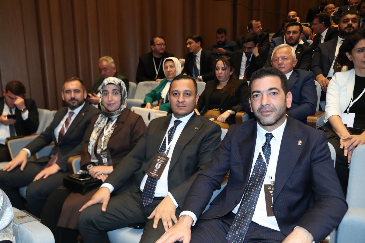 sadibinboga's tweet photo. 📍 ANKARA | AK Parti Genel Merkez 

Cumhurbaşkanımız ve Genel Başkanımız Sayın Recep Tayyip ERDOĞAN'ın liderliğinde, AK davamızın güçlü teşkilat iradesiyle 182. Genişletilmiş İl Başkanları Toplantımızı gerçekleştirdik.

Kadın Kolları Başkanımız Sultan Okur, Gençlik Kolları Başkanımız Veli Demirci ve Gençlik Kolları Siyasi ve Hukuki İşler Başkanımız Fatih Binboğa ile birlikte katıldığımız toplantıda teşkilat çalışmalarımız ve Türkiye Yüzyılı hedeflerimiz değerlendirildi.

Millete hizmet sancağını daha ileri taşımak, Türkiye’nin yarınlarını daha güçlü inşa etmek için, aynı inanç, aynı kararlılık ve aynı heyecanla yolumuza devam ediyoruz. Liderimiz Sayın Recep Tayyip ERDOĞAN'ın ortaya koyduğu güçlü istikamet doğrultusunda, AK Parti teşkilatları olarak milletimizle omuz omuza çalışacak, eser ve hizmet siyasetini daha da güçlendireceğiz.🇹🇷
@Akparti 
@RTErdogan 
@acarfaruka