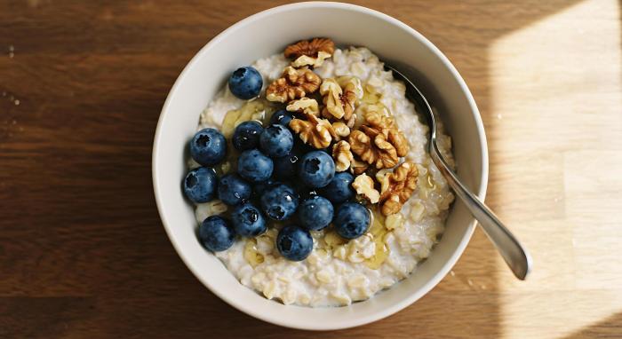 DougRoenigk's tweet photo. Simple but cozy breakfast today: homemade oatmeal with fresh blueberries and a drizzle of honey, perfect for a slow start to the day.， https://t.co/0A3liD7tc1
