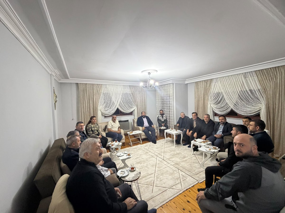 doganbekiroglu's tweet photo. Geçmiş dönem İlçe Başkanvekilimiz Yadigar Kaya beyi evinde ziyaret ederek geçmiş olsun dileklerimizi ilettik. Allah şifalar versin inşallah @MHP_Bilgi https://t.co/DKnBLAjE7P
