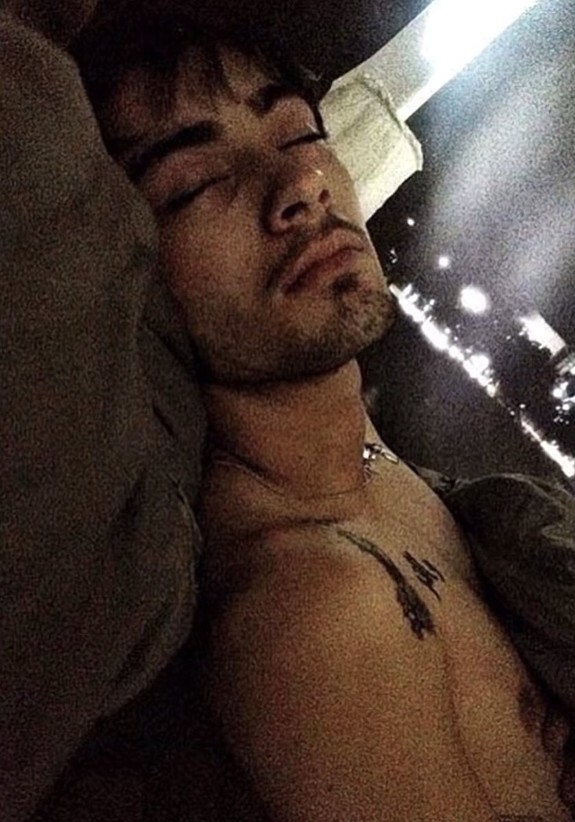 976synk's tweet photo. omg wait why is ningning lowkey giving zayn sleeping pic https://t.co/7FUzhcUL5A