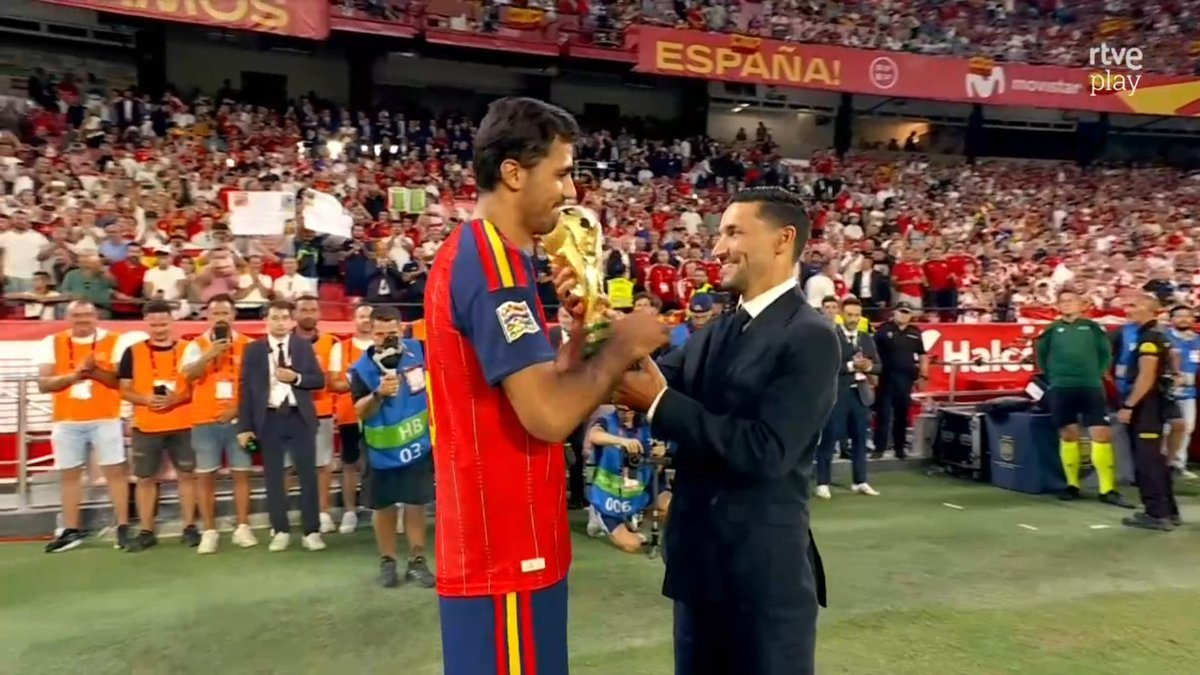 SFCSVQ2's tweet photo. Don Jesús Navas González, el Ramón Sánchez Pizjuán y la copa del mundo.

Sevilla en una imagen. https://t.co/GEzppvOy16