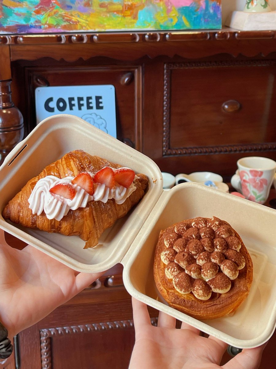 Twigg9lt's tweet photo. Esta cafetería en el centro tiene el mejor croissant de mantequilla! Crujiente, relleno y acompaado de un café con leche perfecto. No te lo pierdas si vienes por aquí. https://t.co/7WPpzyLl8u