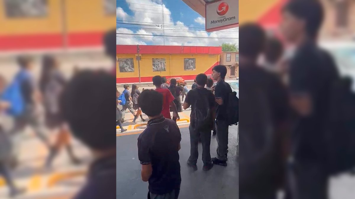 pnortemx's tweet photo. ESTUDIANTES Y JÓVENES AJENOS AL PLANTEL PARTICIPAN EN RIÑA AFUERA DE LA SECUNDARIA BENITO JUÁREZ

Piedras Negras, Coahuila.– A través de grupos de reportes ciudadanos de WhatsApp comenzó a circular hoy un video que muestra una nueva riña en las inmediaciones de la Secundaria Benito Juárez, ubicada sobre avenida Periodistas y López Mateos.

El enfrentamiento ocurrió en el estacionamiento de una farmacia Guadalajara cercana al plantel y en la riña participan tanto estudiantes uniformados como jóvenes ajenos a la institución.

En uno de los momentos de mayor riesgo, uno de los participantes toma un pedazo de block y lo lanza contra otro adolescente, una acción que pudo haber provocado lesiones de gravedad.

El incidente se suma a las riñas entre estudiantes reportadas recientemente dentro y fuera de secundarias y preparatorias de Piedras Negras.

Hasta el momento, las autoridades no han informado oficialmente si hubo personas lesionadas ni si se realizó alguna intervención a raíz de los hechos.

Punto Norte MX
Primero confirmar. Después informar.