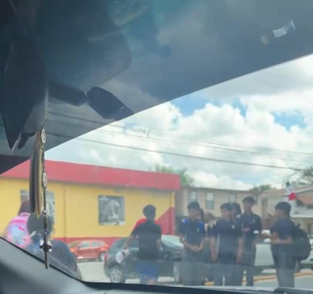 pnortemx's tweet photo. ESTUDIANTES Y JÓVENES AJENOS AL PLANTEL PARTICIPAN EN RIÑA AFUERA DE LA SECUNDARIA BENITO JUÁREZ

Piedras Negras, Coahuila.– A través de grupos de reportes ciudadanos de WhatsApp comenzó a circular hoy un video que muestra una nueva riña en las inmediaciones de la Secundaria Benito Juárez, ubicada sobre avenida Periodistas y López Mateos.

El enfrentamiento ocurrió en el estacionamiento de una farmacia Guadalajara cercana al plantel y en la riña participan tanto estudiantes uniformados como jóvenes ajenos a la institución.

En uno de los momentos de mayor riesgo, uno de los participantes toma un pedazo de block y lo lanza contra otro adolescente, una acción que pudo haber provocado lesiones de gravedad.

El incidente se suma a las riñas entre estudiantes reportadas recientemente dentro y fuera de secundarias y preparatorias de Piedras Negras.

Hasta el momento, las autoridades no han informado oficialmente si hubo personas lesionadas ni si se realizó alguna intervención a raíz de los hechos.

Punto Norte MX
Primero confirmar. Después informar.