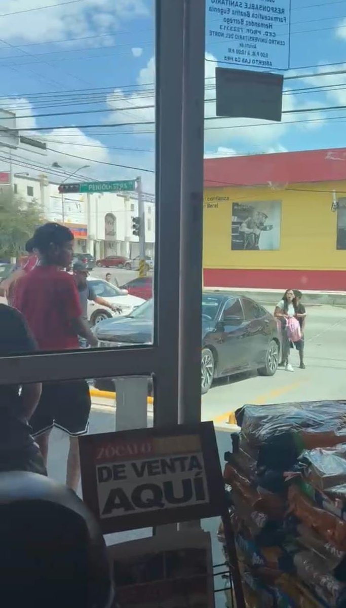 pnortemx's tweet photo. ESTUDIANTES Y JÓVENES AJENOS AL PLANTEL PARTICIPAN EN RIÑA AFUERA DE LA SECUNDARIA BENITO JUÁREZ

Piedras Negras, Coahuila.– A través de grupos de reportes ciudadanos de WhatsApp comenzó a circular hoy un video que muestra una nueva riña en las inmediaciones de la Secundaria Benito Juárez, ubicada sobre avenida Periodistas y López Mateos.

El enfrentamiento ocurrió en el estacionamiento de una farmacia Guadalajara cercana al plantel y en la riña participan tanto estudiantes uniformados como jóvenes ajenos a la institución.

En uno de los momentos de mayor riesgo, uno de los participantes toma un pedazo de block y lo lanza contra otro adolescente, una acción que pudo haber provocado lesiones de gravedad.

El incidente se suma a las riñas entre estudiantes reportadas recientemente dentro y fuera de secundarias y preparatorias de Piedras Negras.

Hasta el momento, las autoridades no han informado oficialmente si hubo personas lesionadas ni si se realizó alguna intervención a raíz de los hechos.

Punto Norte MX
Primero confirmar. Después informar.
