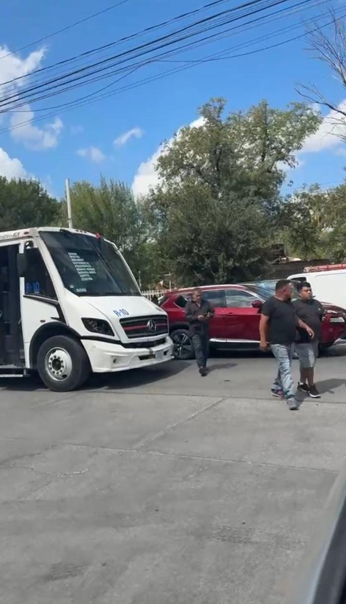 pnortemx's tweet photo. ESTUDIANTES Y JÓVENES AJENOS AL PLANTEL PARTICIPAN EN RIÑA AFUERA DE LA SECUNDARIA BENITO JUÁREZ

Piedras Negras, Coahuila.– A través de grupos de reportes ciudadanos de WhatsApp comenzó a circular hoy un video que muestra una nueva riña en las inmediaciones de la Secundaria Benito Juárez, ubicada sobre avenida Periodistas y López Mateos.

El enfrentamiento ocurrió en el estacionamiento de una farmacia Guadalajara cercana al plantel y en la riña participan tanto estudiantes uniformados como jóvenes ajenos a la institución.

En uno de los momentos de mayor riesgo, uno de los participantes toma un pedazo de block y lo lanza contra otro adolescente, una acción que pudo haber provocado lesiones de gravedad.

El incidente se suma a las riñas entre estudiantes reportadas recientemente dentro y fuera de secundarias y preparatorias de Piedras Negras.

Hasta el momento, las autoridades no han informado oficialmente si hubo personas lesionadas ni si se realizó alguna intervención a raíz de los hechos.

Punto Norte MX
Primero confirmar. Después informar.