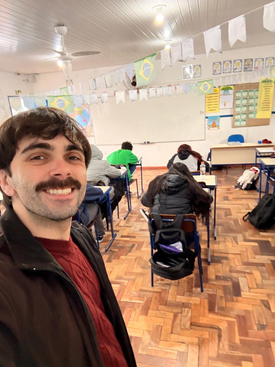 molusqueti's tweet photo. Sei que eu não precisava, mas irei aproveitar para minha comunidade.

Além de ser criador/streamer de games, também sou professor de História na rede pública. Isso já deixa claro.

Mas lógico que é 13, lógico que é esquerda e lógico que não tem espaço para fascista! ✊ https://t.co/hJCcFlE2z7