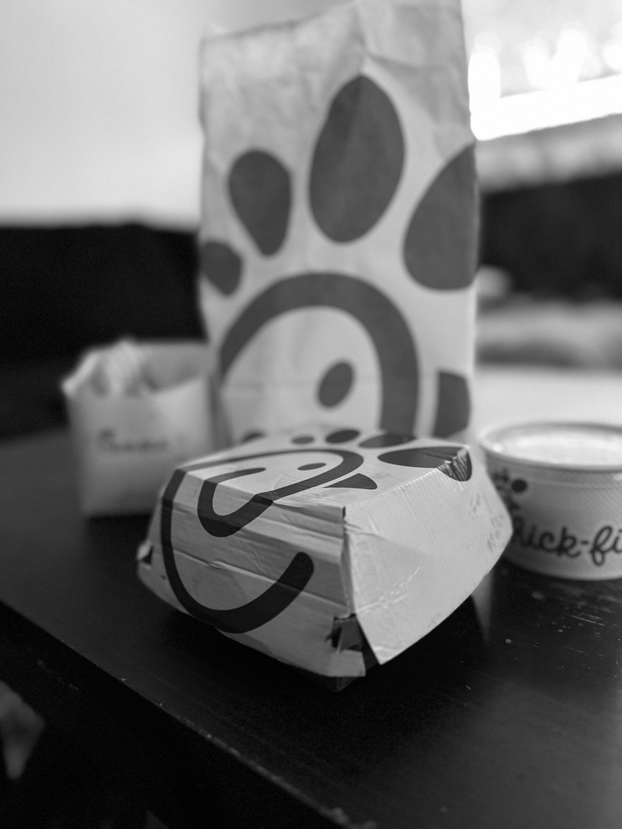 Empress_sophie3's tweet photo. Lunch paid for, of course. Who’s next? #chickfila #spoiled #lunch #eat #foodie #eatmorechicken https://t.co/sP3eTCZkjO