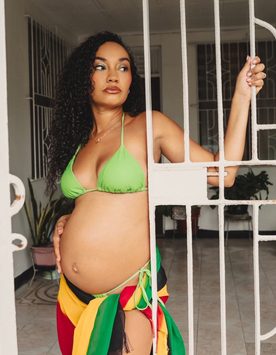 tracklist's tweet photo. PERFEITA! Leigh-Anne gravidinha em novas fotos. 💚 https://t.co/HNesyBbKWo