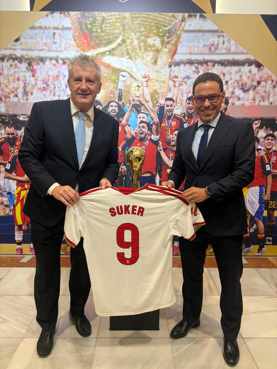 SevillaFC's tweet photo. 🇭🇷 𝐃𝐚𝐯𝐨𝐫 𝐒𝐮𝐤𝐞𝐫 𝐱 𝐒𝐞𝐯𝐢𝐥𝐥𝐚 𝐅𝐂 🤍❤️

🙌🏽 ¡Qué bueno volver a verte querido Davor! https://t.co/X3iBjQlzPX