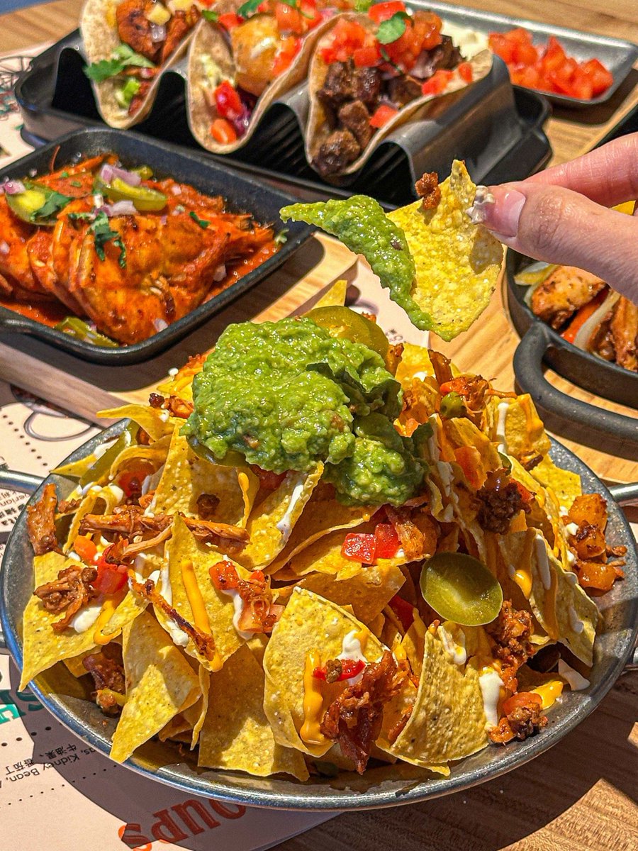 RoseannaLog1's tweet photo. Craving authentic Mexican street food Today I’m hooked on crispy al pastor tacos topped with pineapple chunks and fresh cilantro—simple, vibrant flavors that hit the spot!， https://t.co/x4ghkWgkms