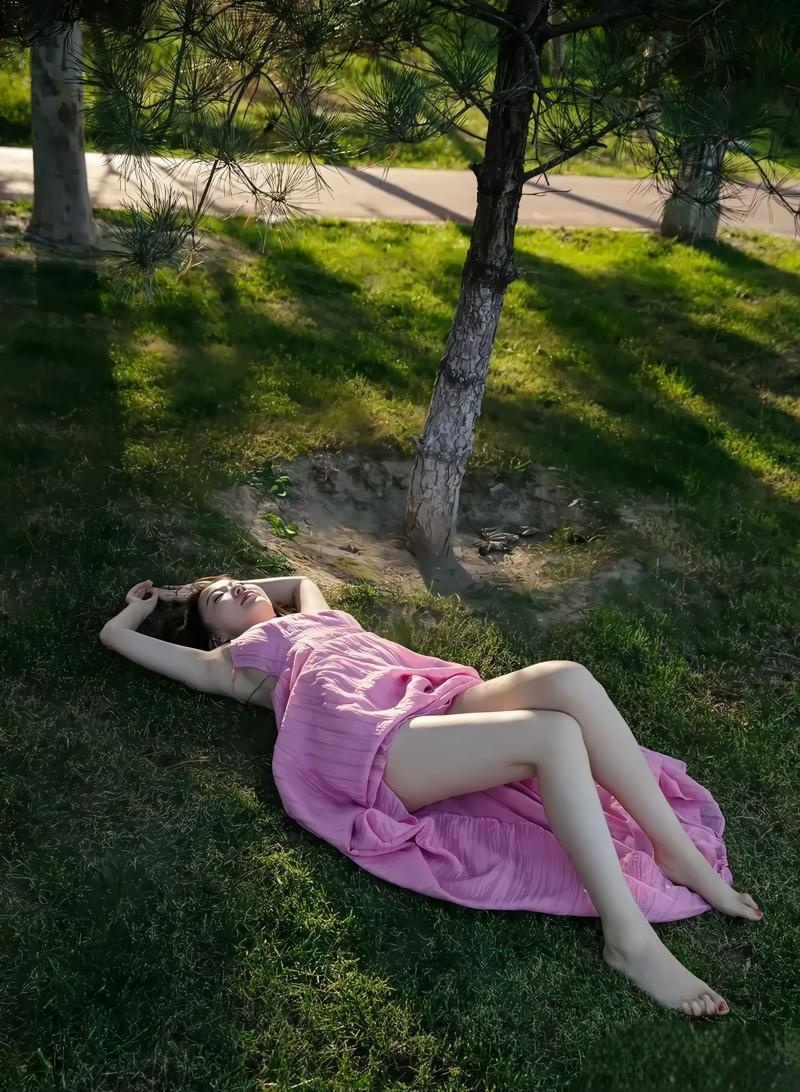 vibe_genev_77's tweet photo. By the clear pond, Ju lays leisurely on the stone, enjoying the quiet moment.， https://t.co/Cspn55OTpO