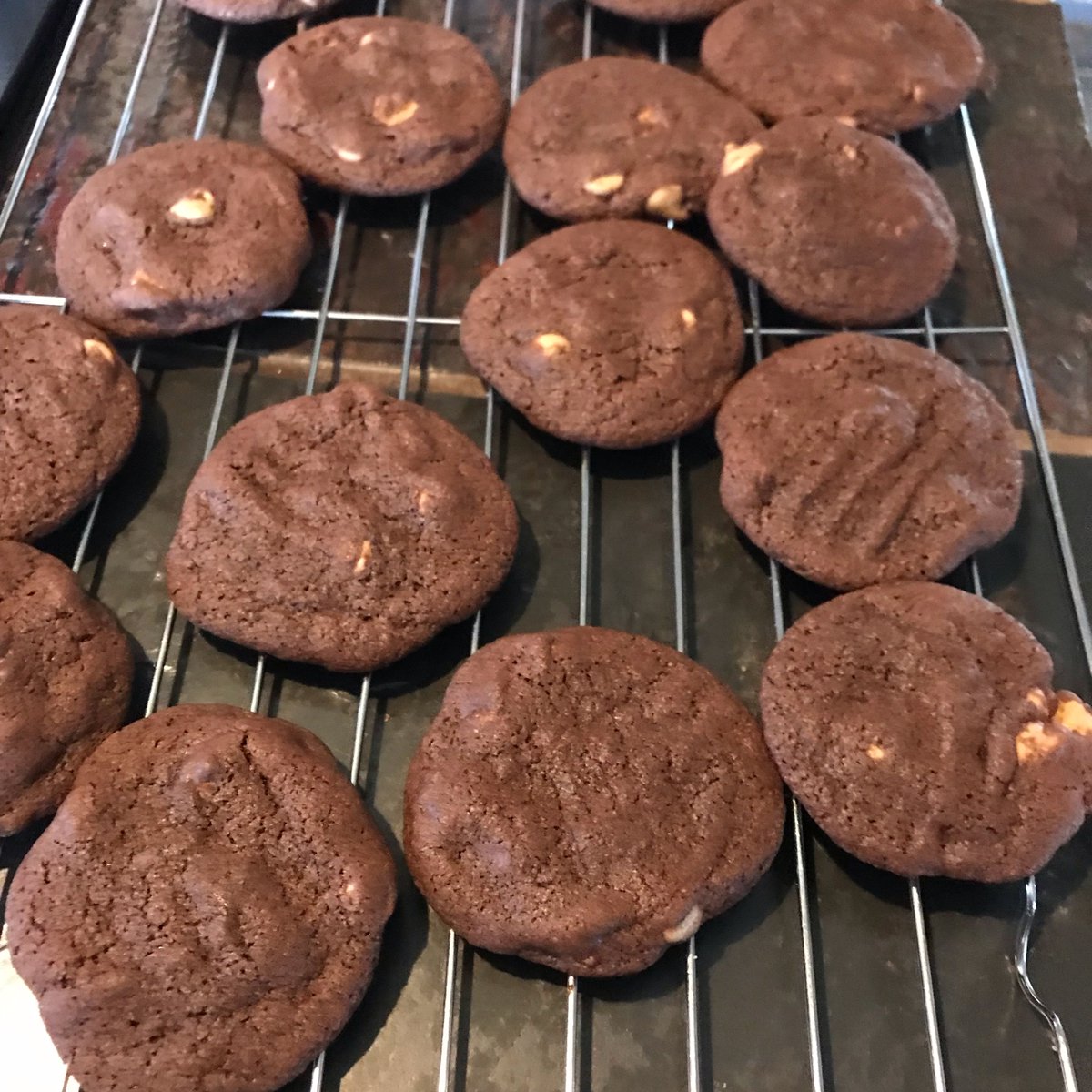 WillowBrooia's tweet photo. Hoy horneé unas galletas de chocolate con pepitas, el aroma llenó toda la casa y se derritieron en la boca! Una experiencia dulce que vale la pena probar. https://t.co/eMBmcUgsnf