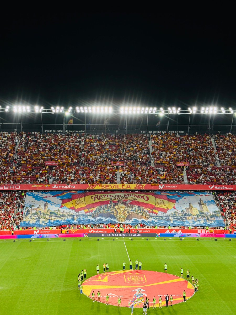 SEFutbol's tweet photo. Porque lo somos. Somos los #ReyesDelMundo

Un tifo que homenajea la consecución del Mundial, a Sevilla, a su gente, a los monumentos de la ciudad y al río Guadalquivir.

¡Ha quedado precioso, afición!

#VamosEspaña | #NationsLeague https://t.co/f1GDhC9ktG