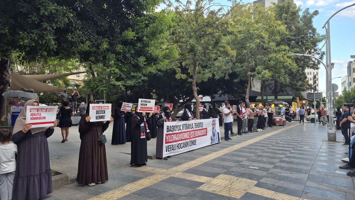 furkanhmersin's tweet photo. Zulümle İftiralar Furkana Vermez Zarar!

Adalet bekleyişimiz Mersin halkının yoğun ilgisiyle gerçekleşti.

#AlparslanHocayaÖzgürlük
#FurkanaSistematikZulüm https://t.co/UaiEQSkCR0