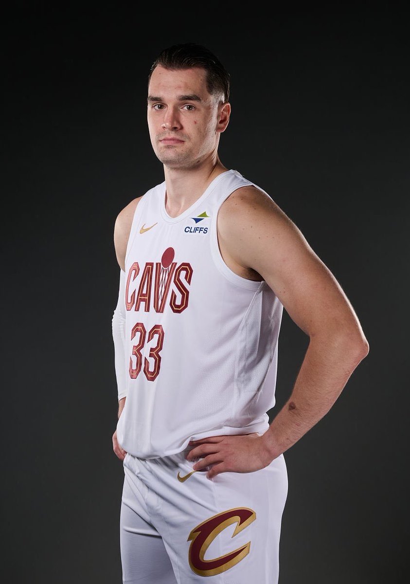 TheDunkCentral's tweet photo. Mario Hezonja says he entered the NBA at 6’6”, 190 pounds.

Now, he says he’s 6’9”, 260 pounds entering this season. 

(h/t @Tony_Pesta ) https://t.co/P5pyNQZYjb